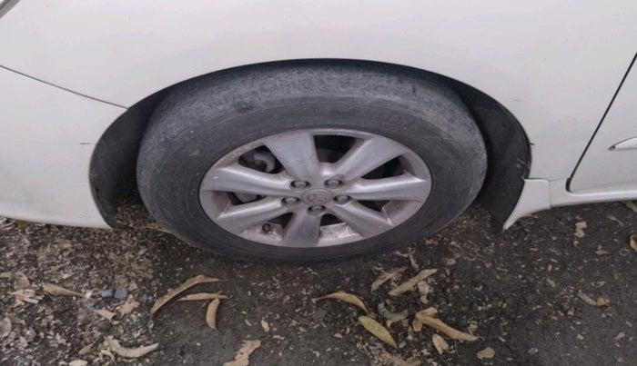 2011 Toyota Corolla Altis G PETROL, Petrol, Manual, 1,05,043 km, tyre