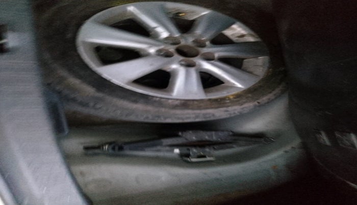 2011 Toyota Corolla Altis G PETROL, Petrol, Manual, 1,05,043 km, tyre