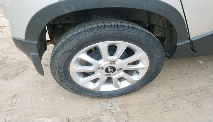 2017 Mahindra Kuv100 K8 5 STR, Petrol, Manual, 22,824 km, tyre