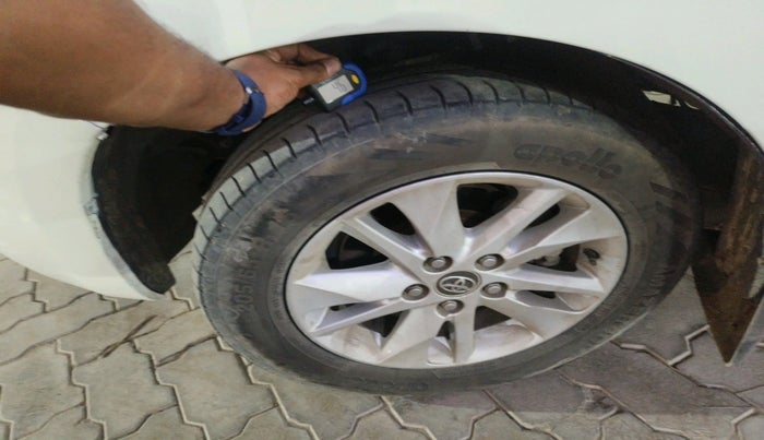 2016 Toyota Innova Crysta 2.4 VX 8 STR, Diesel, Manual, 2,45,170 km, tyre