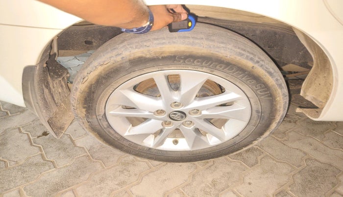 2016 Toyota Innova Crysta 2.4 VX 8 STR, Diesel, Manual, 2,45,170 km, tyre