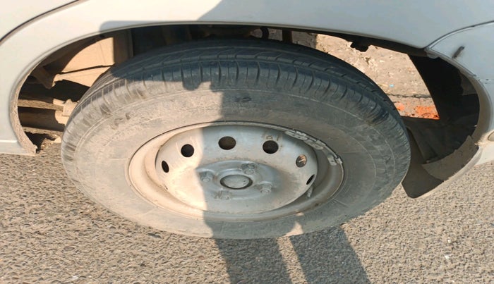 2011 Maruti Alto LXI CNG, Petrol, Manual, 33,761 km, tyre