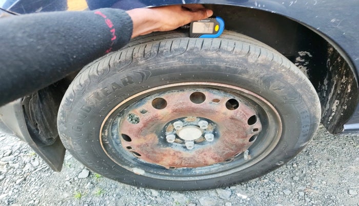 2014 Volkswagen Polo COMFORTLINE 1.5L, Diesel, Manual, 2,18,250 km, tyre