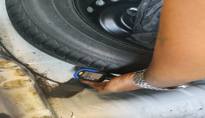 2021 Renault Kwid RXT 1.0 (O), Petrol, Manual, 14,800 km, tyre