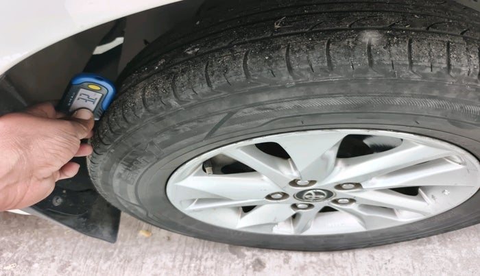 2018 Toyota Innova Crysta 2.4 VX 8 STR, Diesel, Manual, 3,04,245 km, tyre