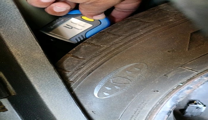 2011 Volkswagen Polo HIGHLINE1.2L, Petrol, Manual, 94,416 km, tyre