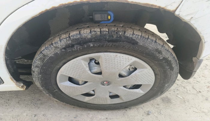 2013 Maruti Wagon R 1.0 LXI, Petrol, Manual, 1,57,692 km, tyre