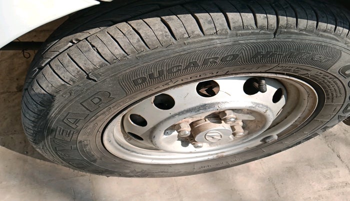 2013 Hyundai Eon D-LITE+, Petrol, Manual, 48,871 km, tyre