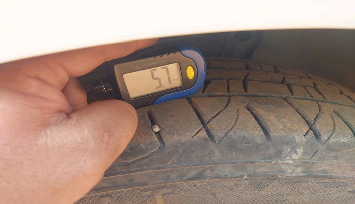 2016 Skoda Superb L&K 1.8 TSI AT, Petrol, Automatic, 1,08,355 km, tyre