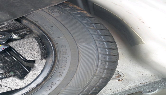 2016 Skoda Superb L&K 1.8 TSI AT, Petrol, Automatic, 1,08,355 km, tyre