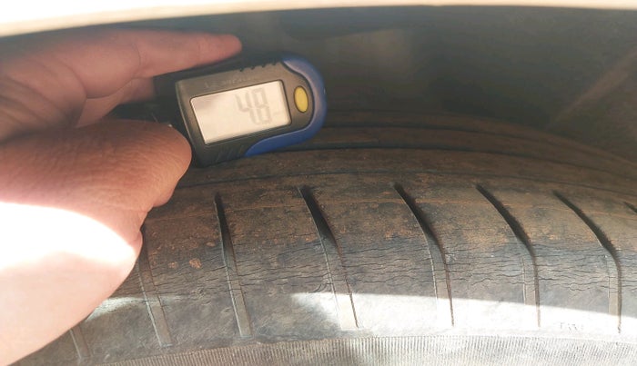 2016 Skoda Superb L&K 1.8 TSI AT, Petrol, Automatic, 1,08,355 km, tyre