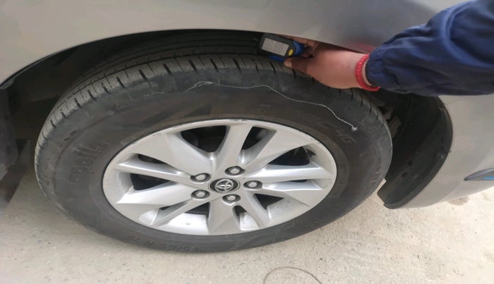 2017 Toyota Innova Crysta 2.8 ZX AT 7 STR, Diesel, Automatic, 1,63,509 km, tyre