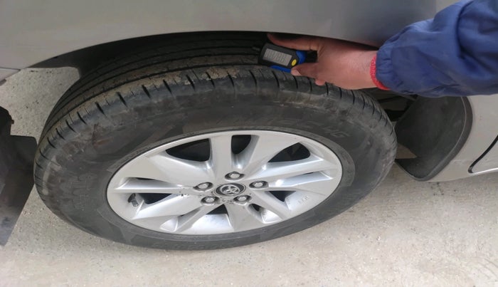 2017 Toyota Innova Crysta 2.8 ZX AT 7 STR, Diesel, Automatic, 1,63,509 km, tyre