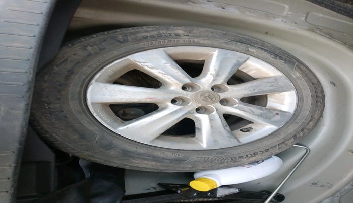 2011 Toyota Corolla Altis G PETROL, Petrol, Manual, 63,975 km, tyre