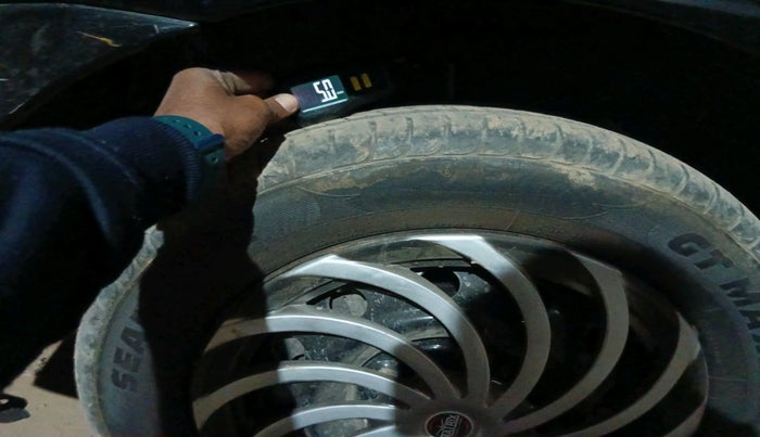 2011 Toyota Etios Liva G, Petrol, Manual, 64,635 km, tyre