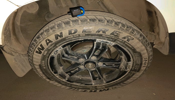 2013 Renault Duster 85 PS RXL DIESEL, Diesel, Manual, 2,17,772 km, tyre