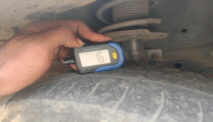 2017 Maruti Swift LXI (O), Petrol, Manual, 1,32,965 km, tyre