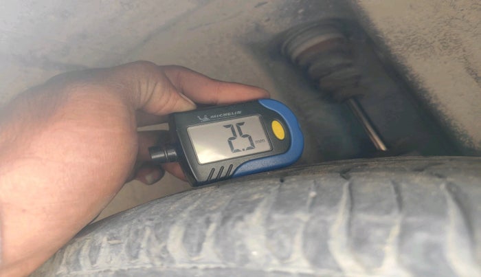 2017 Maruti Swift LXI (O), Petrol, Manual, 1,32,965 km, tyre