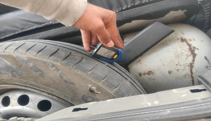 2017 Maruti Swift LXI (O), Petrol, Manual, 1,32,965 km, tyre