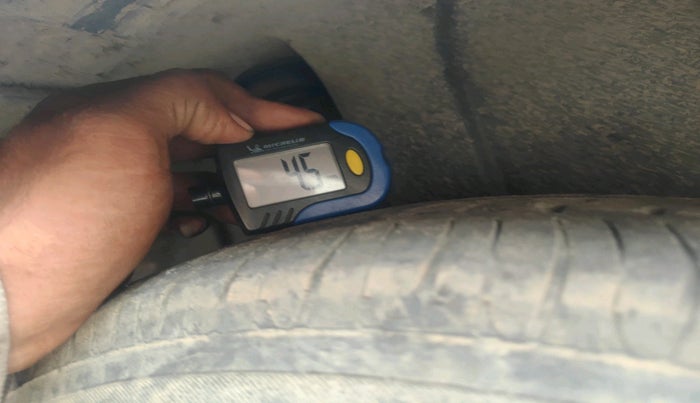 2017 Maruti Swift LXI (O), Petrol, Manual, 1,32,965 km, tyre