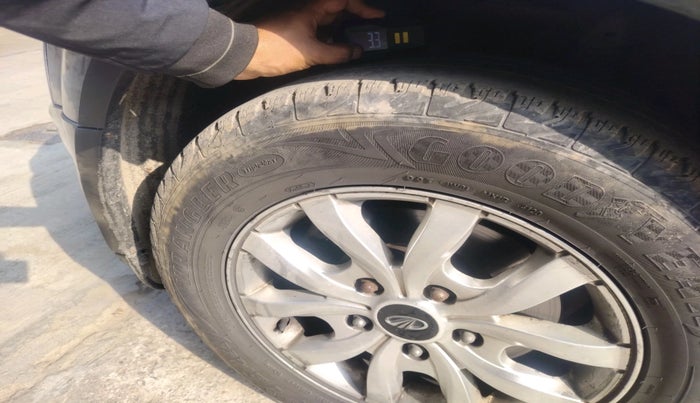 2017 Mahindra XUV500 W10, Diesel, Manual, 1,00,366 km, tyre