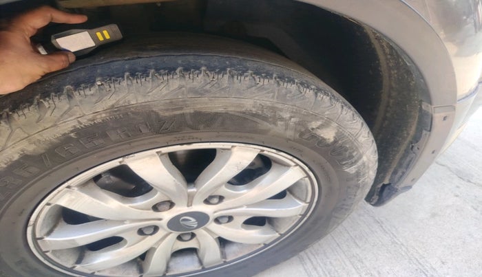 2017 Mahindra XUV500 W10, Diesel, Manual, 1,00,366 km, tyre