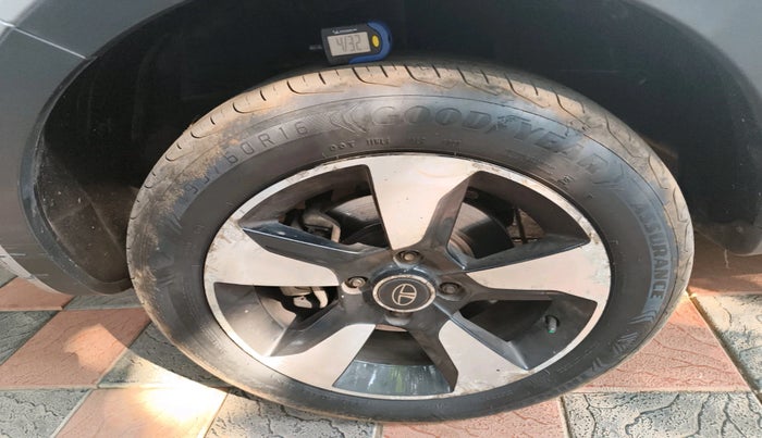 2017 Tata NEXON XM PETROL, Petrol, Manual, 49,877 km, tyre