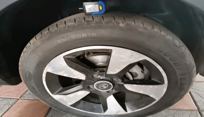 2017 Tata NEXON XM PETROL, Petrol, Manual, 49,877 km, tyre