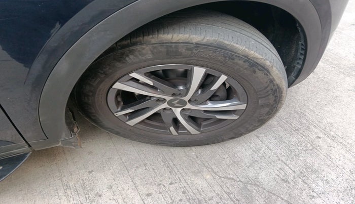 2022 Mahindra XUV700 AX 5 P MT 5 STR, Petrol, Manual, 45,812 km, tyre