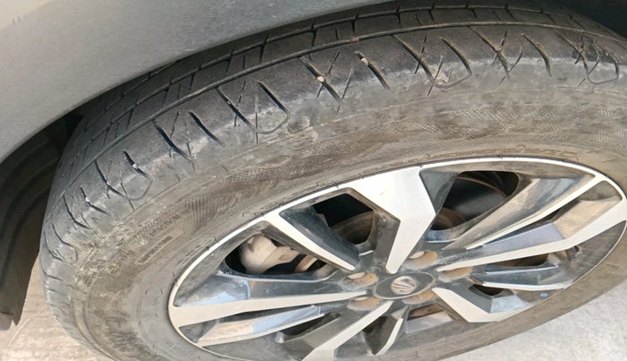 2021 Mahindra XUV300 W8 (O) 1.2 PETROL AMT, Petrol, Automatic, 74,877 km, tyre