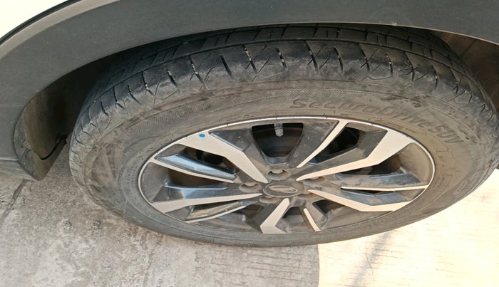 2021 Mahindra XUV300 W8 (O) 1.2 PETROL AMT, Petrol, Automatic, 74,877 km, tyre