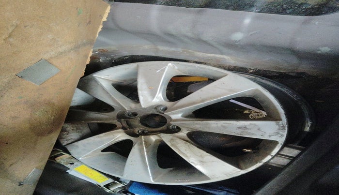 2013 Hyundai Verna FLUIDIC 1.6 CRDI SX, Diesel, Manual, 1,84,509 km, tyre