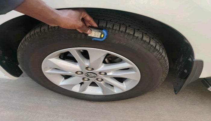 2016 Toyota Innova Crysta 2.4 VX 8 STR, Diesel, Manual, 56,718 km, tyre