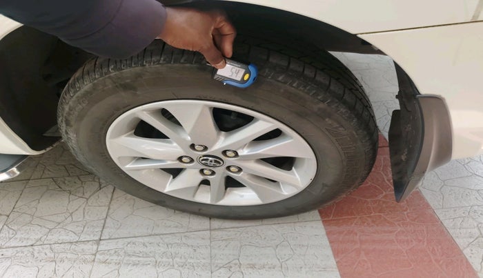 2016 Toyota Innova Crysta 2.4 VX 8 STR, Diesel, Manual, 56,718 km, tyre