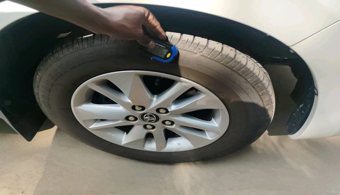 2016 Toyota Innova Crysta 2.4 VX 8 STR, Diesel, Manual, 56,718 km, tyre