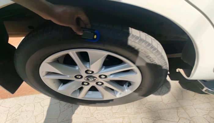 2016 Toyota Innova Crysta 2.4 VX 8 STR, Diesel, Manual, 56,718 km, tyre