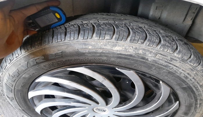 2011 Toyota Etios Liva G, Petrol, Manual, 1,16,930 km, tyre