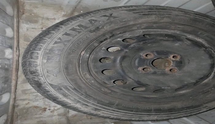 2011 Toyota Etios Liva G, Petrol, Manual, 1,16,930 km, tyre