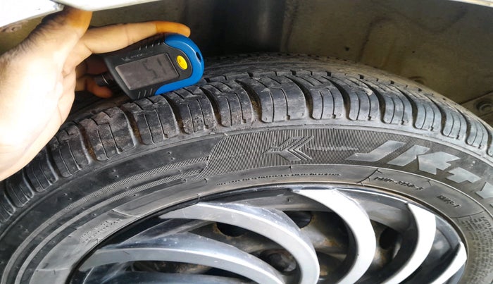 2011 Toyota Etios Liva G, Petrol, Manual, 1,16,930 km, tyre