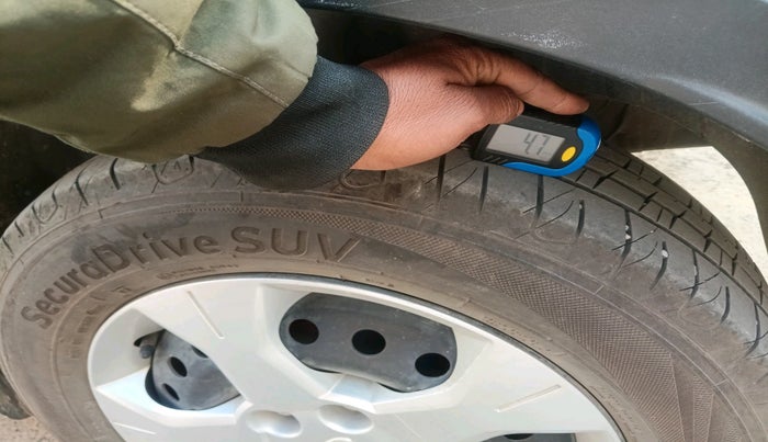 2021 Mahindra XUV300 W6 1.2 PETROL, Petrol, Manual, 81,509 km, tyre