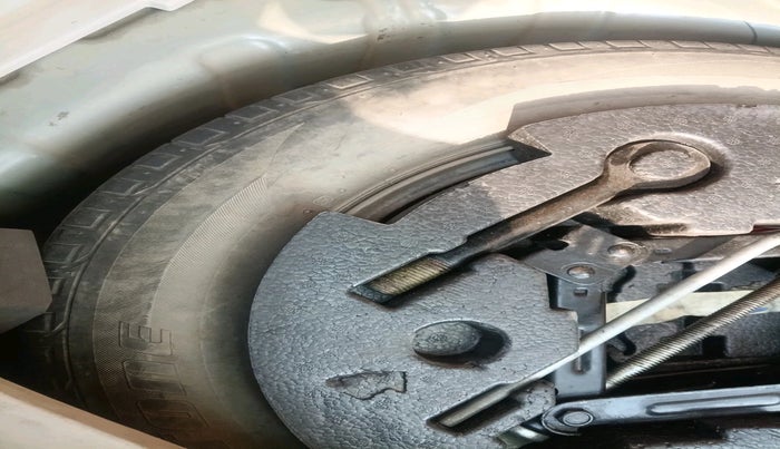 2021 Mahindra XUV300 W6 1.2 PETROL, Petrol, Manual, 81,509 km, tyre