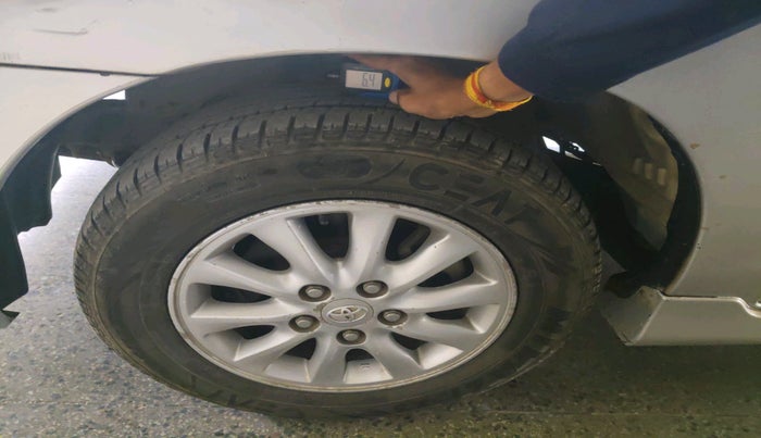 2014 Toyota Innova 2.5 VX 8 STR, Diesel, Manual, 1,43,057 km, tyre