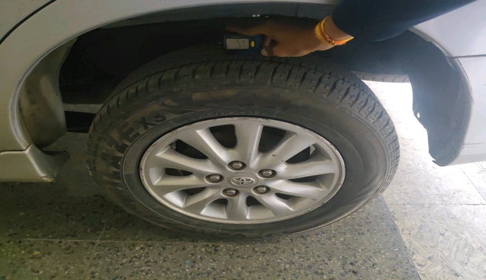 2014 Toyota Innova 2.5 VX 8 STR, Diesel, Manual, 1,43,057 km, tyre