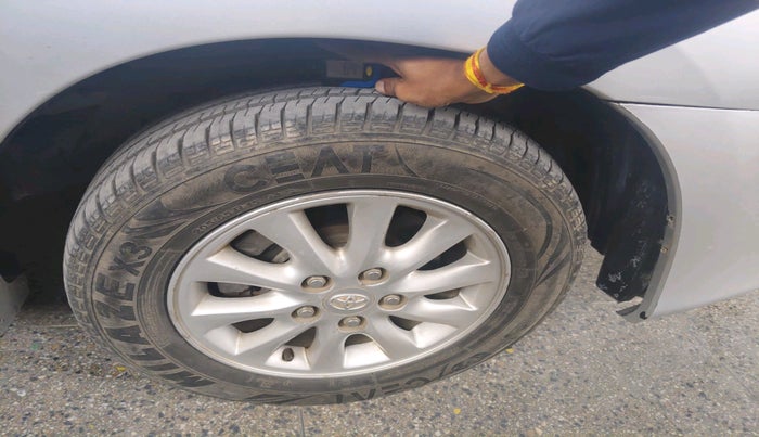 2014 Toyota Innova 2.5 VX 8 STR, Diesel, Manual, 1,43,057 km, tyre