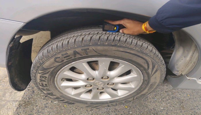 2014 Toyota Innova 2.5 VX 8 STR, Diesel, Manual, 1,43,057 km, tyre