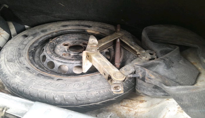 2017 Maruti 800 Riviera Edition, Petrol, Manual, 61,395 km, tyre