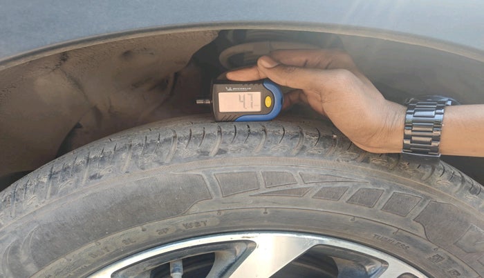 2022 Mahindra XUV300 W8 (O) 1.2 PETROL AMT, Petrol, Automatic, 27,732 km, tyre