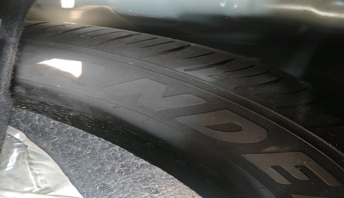 2022 Mahindra XUV300 W8 (O) 1.2 PETROL AMT, Petrol, Automatic, 27,732 km, tyre