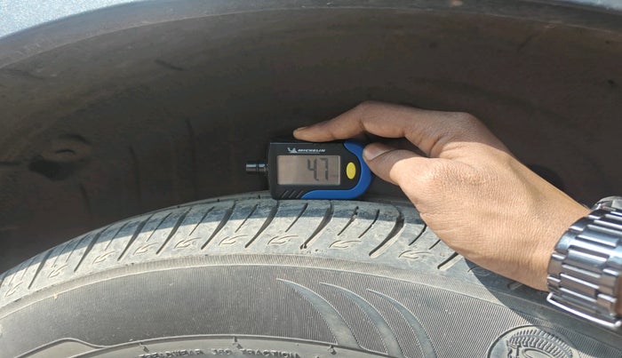 2022 Mahindra XUV300 W8 (O) 1.2 PETROL AMT, Petrol, Automatic, 27,732 km, tyre