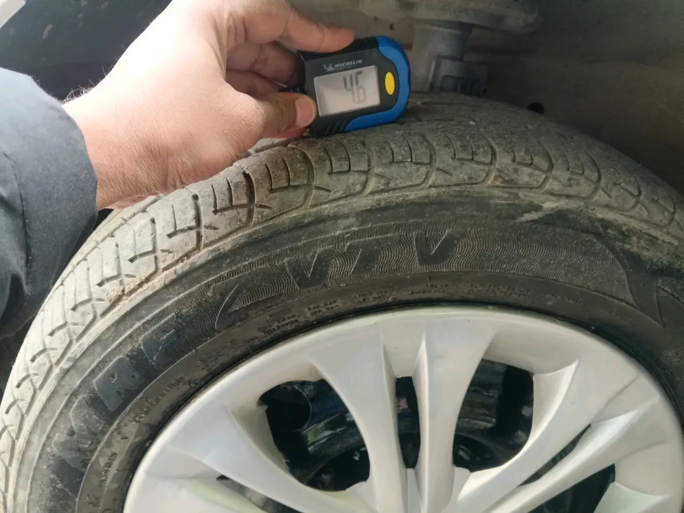 2016 Maruti Ertiga VXI CNG, CNG, Manual, 97,569 km, tyre